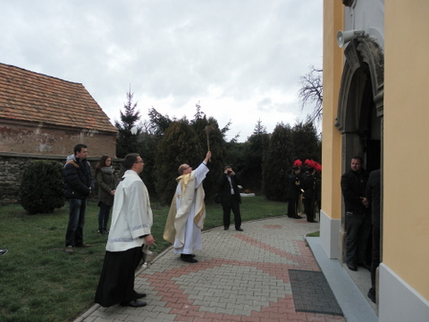 Po�wi�cenie odnowionej elewacji.